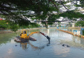 kolam-retensi-simpang-polda-dikeruk-jelang-musim-hujan_20231109_151246.jpg