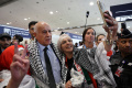 Kontingen Olimpiade Palestina Disambut Meriah saat Tiba di Paris