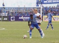 Kosuke Yamazaki Berusaha Rebut Bola Dirkir Kohn Glay 