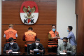 kpk-resmi-menahan-hakim-pn-surabaya-itong-isnaeni-hidayat_20220121_003319.jpg
