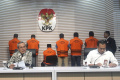KPK Tahan Gubernur Maluku Utara Abdul Gani Kasuba