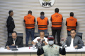 kpk-tahan-tersangka-ott-kajari-bondowoso_20231116_221155.jpg