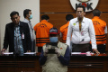 kpk-tahan-wakil-ketua-dprd-jatim-sahat-tua-simanjuntak_20221216_025915.jpg