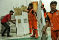 kpu-jakarta-timur-mulai-mendistribusikan-logistik-pemilu-2024_20231220_185957.jpg