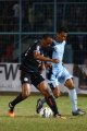 Lancine Kone Berebut Bola Dengan Zaenal Arifin