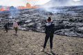 Lava Pijar Erupsi Gunung Berapi Jadi Tontonan di Islandia
