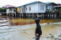 limbah-minyak-cemari-pemukiman-warga_20231207_070556.jpg
