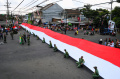 linmas-lakukan-kirab-bendera-merah-putih-panjang-78-meter_20230817_134817.jpg