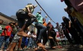 Lomba Makan Kerupuk Pakai Tali Yang Diikatkan ke Kaki