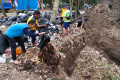 Lubang di Taman Tegallega Menampung Sampah Organik Daun-Daunan