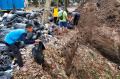 Lubang di Taman Tegallega Menampung Sampah Organik Daun-Daunan
