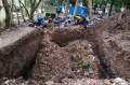 Lubang di Taman Tegallega Menampung Sampah Organik Daun-Daunan