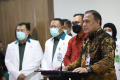 Lukas Enembe Pamer Rompi Tahanan, Borgol, dan Kursi Roda