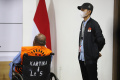 Lukas Enembe Pamer Rompi Tahanan, Borgol, dan Kursi Roda