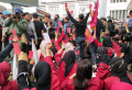 Mahasiswa Bandung Beri Kartu Merah ke Pemerintah Jokowi