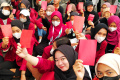 Mahasiswa Bandung Beri Kartu Merah ke Pemerintah Jokowi