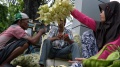Mamang Pedagang Musiman Kulit Ketupat Lebaran