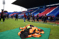 manager-dan-pemin-arema-fc-lakukan-tabur-bunga-di-stadion-kanjur_20221003_142332.jpg