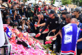 Manager dan Pemain Arema FC Lakukan Tabur Bunga di Stadion Kanjuruhan