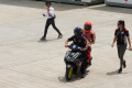 marc-marquez-usai-jatuh-pada-sesi-pemanasan-motogp_20220320_140357.jpg