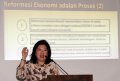 marie-elka-pangestu-menjadi-pembicara-seminar_20150129_164912.jpg