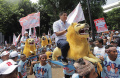 maruarar-naik-sisingaan-hadiri-kampanye-akbar-prabowo-gibran_20240211_180935.jpg