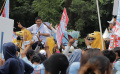 maruarar-naik-sisingaan-hadiri-kampanye-akbar-prabowo-gibran_20240211_181035.jpg