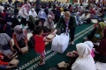 masjid-raya-bandung-bagikan-1100-paket-takjil-untuk-berbuka_20240312_235803.jpg