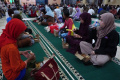 Masjid Raya Bandung Bagikan 1100 Paket Takjil untuk Berbuka Puasa