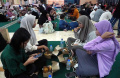 Masjid Raya Bandung Bagikan 1100 Paket Takjil untuk Berbuka Puasa