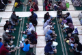 Masjid Raya Bandung Bagikan 1100 Paket Takjil untuk Berbuka Puasa