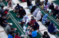 Masjid Raya Bandung Bagikan 1100 Paket Takjil untuk Berbuka Puasa