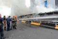 Massa Bentrok dengan Aparat di Petamburan dan Bakar Mobil di Slipi