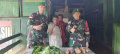 Masyarakat Barter Hasil Kebunnya Dengan Satgas Pamtas Yonif 126/KC