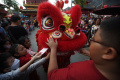 Melihat Atraksi Barongsai Tonggak di Old Shanghai Kelapa Gading
