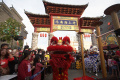Melihat Atraksi Barongsai Tonggak di Old Shanghai Kelapa Gading