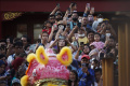 Melihat Atraksi Barongsai Tonggak di Old Shanghai Kelapa Gading