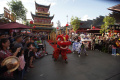 Melihat Atraksi Barongsai Tonggak di Old Shanghai Kelapa Gading