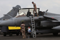 Melihat Demo Terbang Pesawat Dassault Rafale