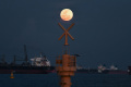 melihat-indahnya-fenomena-strawberry-moon_20220615_121224.jpg