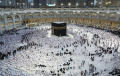 Melihat Khusyuknya Ibadah Tanpa Jarak di Masjidil Haram
