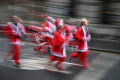 melihat-lomba-lari-berkostum-santa-claus-di-inggris_20221222_070828.jpg