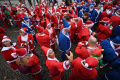 Melihat Lomba Lari Berkostum Santa Claus di Inggris