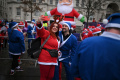 Melihat Lomba Lari Berkostum Santa Claus di Inggris