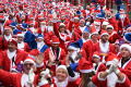 Melihat Lomba Lari Berkostum Santa Claus di Inggris