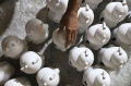 Melihat Pembuatan Celengan Berbahan Gypsum
