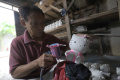 Melihat Pembuatan Celengan Berbahan Gypsum