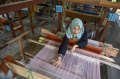 melihat-perajin-songket-yang-ditampilkan-di-paris-fashion-week_20221012_080715.jpg