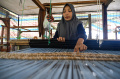 melihat-perajin-songket-yang-ditampilkan-di-paris-fashion-week_20221012_080849.jpg