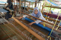 melihat-perajin-songket-yang-ditampilkan-di-paris-fashion-week_20221012_081020.jpg